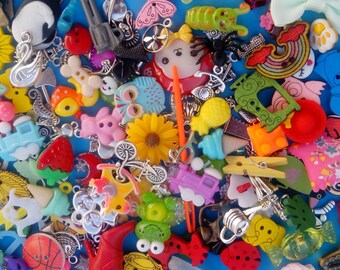 Mix of 100 I spy trinkets objects miniatures montessori 