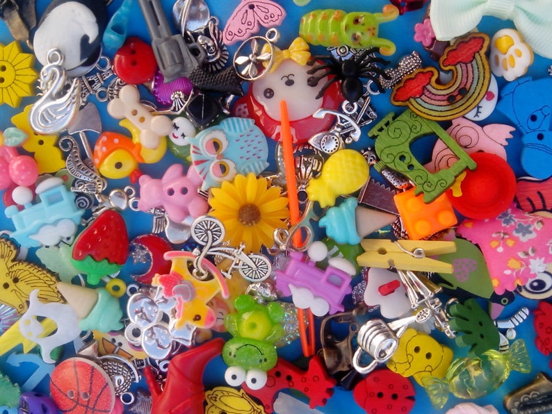 Mix of 100 I spy trinkets objects miniatures. best selling image 5