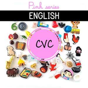Puede incluir: Una colección de coloridos dijes para zapatos, que incluyen un perro, un mapa, un saxofón y un coche rojo. La imagen tiene el texto "Pink series ENGLISH" y un círculo rosa con las letras "CVC".