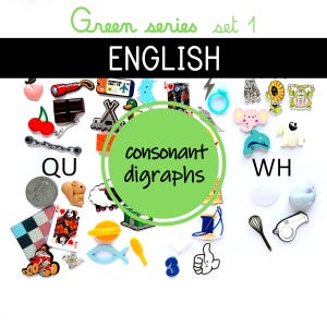 Könnte beinhalten: Eine Sammlung bunter, kleiner Dekorationsartikel, darunter eine Kirsche, ein Schokoriegel und ein Ring, angeordnet auf einer weißen Oberfläche. Der Text "Green series set 1 ENGLISH" und "consonant digraphs" sind sichtbar. Die Buchstaben "QU" und "WH" sind ebenfalls abgebildet.