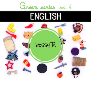 Könnte beinhalten: Eine Sammlung farbenfroher, kleiner Dekorationsartikel, darunter ein Hai, ein Stern, eine Katze und ein Glas. Das Bild hat den Text "Green series set 4 ENGLISH" und einen grünen Kreis mit dem Text "bossyR".