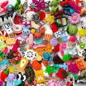 Mix of 100 I spy trinkets objects miniatures. best selling image 4