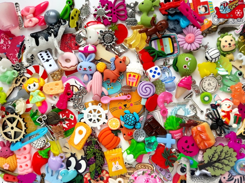 Mix of 100 I spy trinkets objects miniatures. best selling