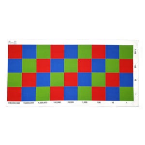 Peut inclure: Matériel de mathématiques Montessori rectangulaire avec une grille de carrés rouges, verts et bleus. Les nombres de 1 à 100 000 000 sont imprimés en bas et de 1 à 1 000 sur le côté. Le logo Montessori est en haut à gauche.