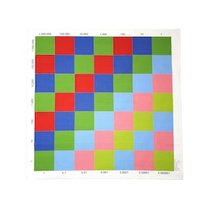Könnte beinhalten: Ein farbenfrohes quadratisches Textil mit einem Rastermuster aus roten, blauen, grünen und rosa Quadraten. Zahlen sind an den Rändern aufgedruckt, darunter 1, 10, 100, 1.000, 10.000, 100.000 und 1.000.000. Mit weißem Rand.