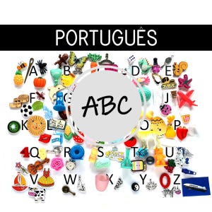 Könnte beinhalten: Eine Sammlung bunter Charms und Verzierungen, darunter eine Ananas, ein Kürbis, ein Fußball und ein Segelboot. Das Wort "PORTUGUÊS" steht oben, mit den Buchstaben "ABC" in einem Kreis in der Mitte.