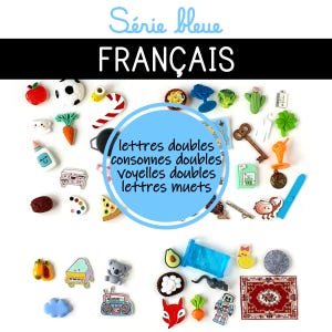 Könnte beinhalten: Eine Ansammlung farbenfroher, miniaturisierter Dekorationsgegenstände, darunter ein Fußball, ein Apfel, ein Schlüssel und ein Pizzastück. Das Bild zeigt den Text "Série bleue FRANÇAIS" und einen blauen Kreis mit französischem Text. Die Objekte sind auf weißem Hintergrund verstreut.