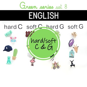 Könnte beinhalten: Eine Sammlung kleiner, farbenfroher Dekorationsartikel, darunter eine blaue Baseballkappe, ein grüner Kaktus und eine rosa Krabbe. Der Text "Green series set 8 ENGLISH hard/soft C & G" ist im Bild enthalten.