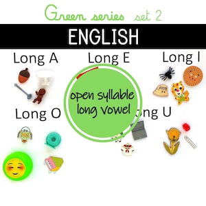 以下が含まれることがあります： 「Green series set 2 ENGLISH」のテキストと、さまざまな小さなオブジェクトが配置された白い背景。オブジェクトは「Long A, E, I, O, U」の見出しの下にグループ化され、スマイリー、トラ、小さなドングリが含まれています。