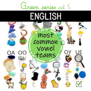 Könnte beinhalten: Eine Sammlung bunter Charms und Accessoires, darunter ein Meerjungfrauenschwanz, ein Schaf und eine Lupe. Das Bild zeigt den Text "Green series set 5 ENGLISH" und "most common vowel teams".
