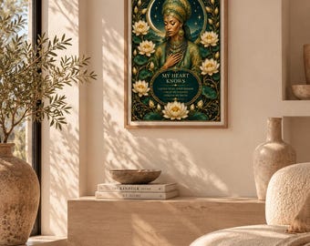 Könnte beinhalten: Ein rechteckiger Wandkunstdruck mit einer Person in einem grünen Kopftuch und verzierter Kleidung, umgeben von weißen Lotusblumen und einem Halbmond. Der Text lautet MY HEART KNOWS, I LISTEN TO MY INNER WISDOM, I TRUST MY FEELINGS, I FOLLOW MY TRUTH.