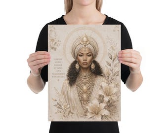 Könnte beinhalten: Ein rechteckiger Kunstdruck mit dem Porträt einer Person, die einen Turban und mehrlagige Halsketten trägt, umgeben von Blumenillustrationen. Der Text lautet: I CHOOSE MYSELF I HONOR MY VOICE I LIVE IN ALIGNMENT WITH MY SOUL. Beige und Gold.