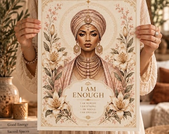 Könnte beinhalten: Ein rechteckiger Kunstdruck mit dem Porträt einer Person, die einen Turban und geschichteten Goldschmuck trägt, umrahmt von Blumenillustrationen. Der Text lautet I AM ENOUGH, I AM WORTHY, I AM STRONG, I AM WHOLE, I AM ENOUGH in Gold.