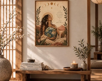 Könnte beinhalten: Ein rechteckiger Wandkunstdruck in einem Holzrahmen mit einer Illustration einer Person, die einen Globus hält. Der Text lautet: I AM A KEEPER OF A KINDER BRIGHTER WORLD and it starts within me. Das Bild zeigt zudem Mondphasen, Blätter und Sonnenstrahlen.