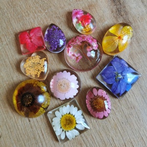 REAL FLOWER CABOCHONS, Customisable Mixed Shapes/Sizes For Jewelry Making, Clear Eco Resin Wire Wrapping Blanks, Floral Micro Macramé Stones