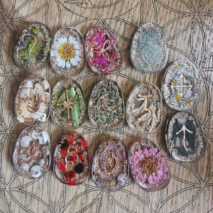 Juego de runas de brujas, tesoro de la naturaleza con detalles en bronce o plata, resina ecológica transparente, herramienta de adivinación para el altar de las brujas, regalo para un amigo pagano