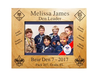 Cadre pour plaque de chef scout - Repaire d'ours avec insignes de grade et noms de scouts - Sous licence BSA -4 x 6, 5 x 7 ou 8 x 10