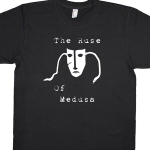 Camiseta Ruse of the Medusa, todos los pedidos vienen con una pegatina gratis