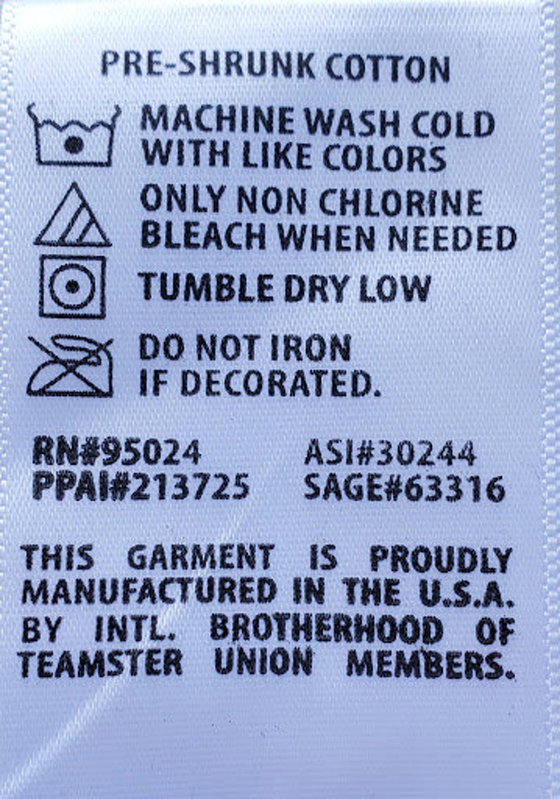 Peut inclure: Une &eacute;tiquette de tissu blanche avec du texte noir indiquant les instructions d'entretien des v&ecirc;tements. L'&eacute;tiquette comprend des symboles de lavage, tels que lavage en machine &agrave; froid, s&eacute;chage en machine &agrave; basse temp&eacute;rature et ne pas repasser si d&eacute;cor&eacute;. Fabriqu&eacute; aux &Eacute;tats-Unis.