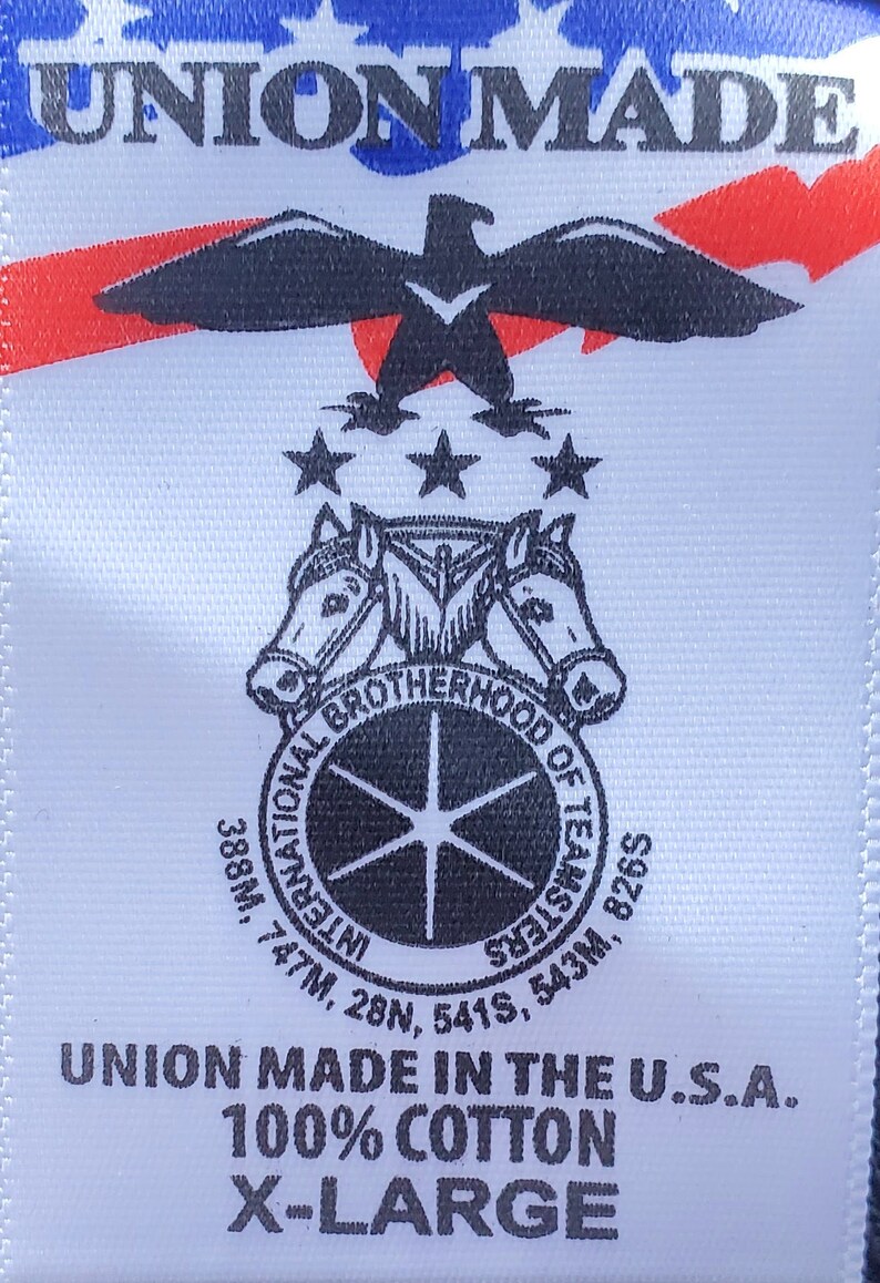 Peut inclure: Une &eacute;tiquette blanche avec le texte "UNION MADE" et un aigle noir. En dessous, trois &eacute;toiles et un embl&egrave;me circulaire avec deux chevaux et le texte "INTERNATIONAL BROTHERHOOD OF TEAMSTERS". L'&eacute;tiquette indique "UNION MADE IN THE U.S.A. 100% COTTON X-LARGE".