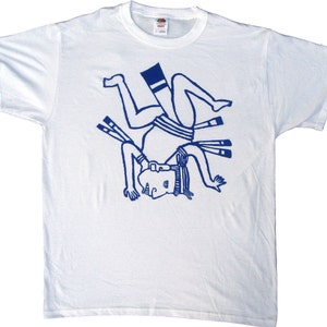 Puede incluir: Camiseta blanca con un estampado gráfico azul de una persona haciendo una parada de manos. La persona lleva una cinta para la cabeza azul y un cinturón azul alrededor de la cintura.