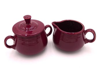 Jarra para crema y azucarero de cerámica Fiesta Maroon Cinnabar con tapa.