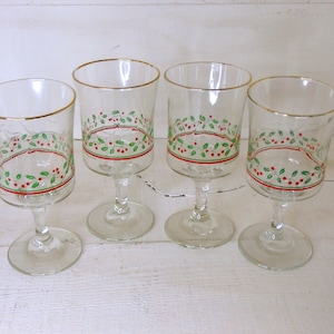 Vintage Arby&#39;s 1984 Christmas Collection Holly & Berries glasses