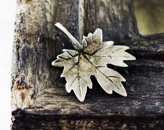 Ivy Leaf Pendant, Antique Silver Leaf Pendant 33x24mm, Nature charm for Necklaces Jewelry Making