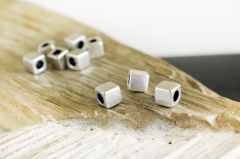 1802 Stück Schmuckperlen Set – Goldene & Silberne Abstandshalter, Buchstabenperlen, Mit 2 Rollen Kristallschnur, Für Armbänder & DIY