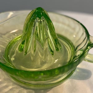 Vintage Green Vaseline Uranium Depression Glass Juicer Citrus Reamer Single Pour