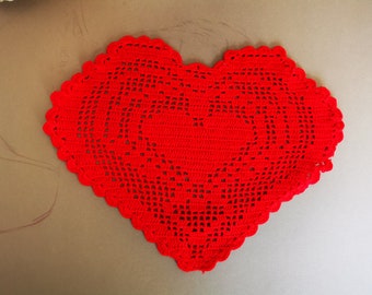 Vintage Crochet Heart Doily: Red Cotton Holiday Decor (31x38 cm)