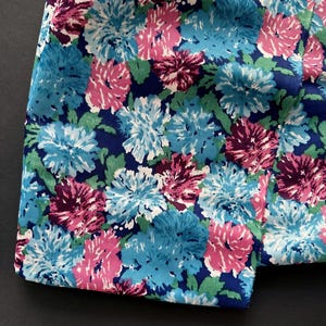 Vintage Floral Viscose Fabric: 70s Shabby Chic Textile (95x155cm)