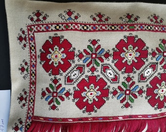 Funda de almohada bordada de lino vintage: arte popular búlgaro, flores rojas