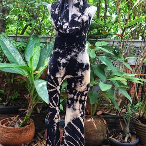 Puede incluir: Un mono de color negro y blanco con estampado tie-dye, cuello de pico y pantalones acampanados. El mono est&aacute; hecho de un tejido suave y el&aacute;stico, perfecto para un look casual y bohemio.