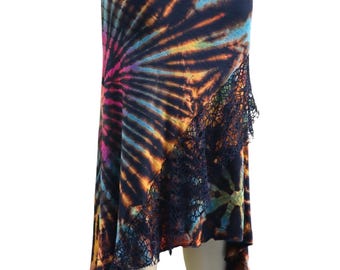 Peut inclure: Jupe tie-dye avec un motif en spirale dans les tons de bleu, orange, rose et vert. La jupe a une bordure en dentelle bleu foncé sur le côté et un ourlet asymétrique et fluide. La ceinture est bleu foncé.