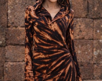 Asymmetrisches Batik-Kleid mit Kapuze und Daumenlöchern