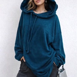 Abito oversize con cappuccio: tunica a maniche lunghe in lana