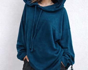 Vestido com capuz oversized: blusa túnica de manga comprida com toque de lã.