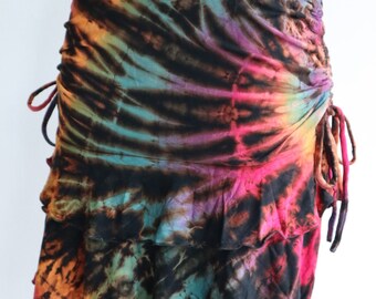 Peut inclure: Une jupe en tie-dye colorée avec un ourlet à volants. La jupe est faite d'un tissu doux et extensible et a une taille à cordon.