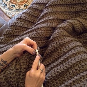 Crochet Pattern//Chunky Crochet Throw Blanket - Ribbed Chunky Crochet Blanket - Chunky Afghan - Farmhouse Decor - Beginners Pattern
