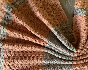 Coperta/plaid/plaid/coperta accogliente in stile rustico realizzata a mano all'uncinetto, color pesca con decorazioni neutre, lavabile.