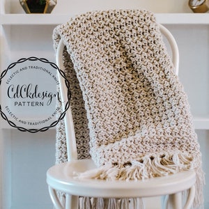 Crochet Pattern//Chunky Crochet Throw Blanket - Fringed Chunky Crochet Blanket - Chunky Fringed Afghan - Farmhouse Decor - Beginners Pattern