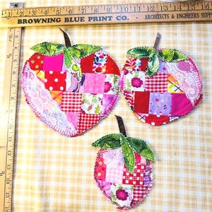 Handgefertigtes Erdbeer-Patchwork-Trio | Gesteppte Stoffapplikationen zum Nähen und Basteln