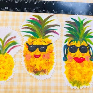 The Pineapple Posse™ – Handmålad trio med tropisk ananasapplikation