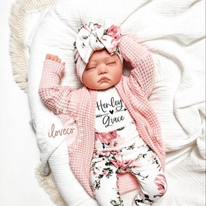 Handmade Baby Girl Outfit / Baby Rose Pink Cardigan / Photo Outfit / Baby Girl Gift / Handmade Floral Leggings / Cardigan imagem 1