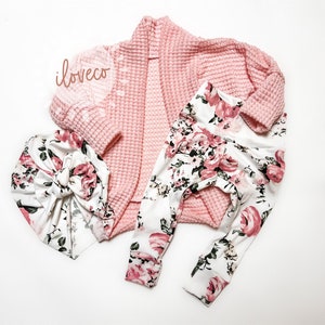 Handmade Baby Girl Outfit / Baby Rose Pink Cardigan / Photo Outfit / Baby Girl Gift / Handmade Floral Leggings / Cardigan imagem 2