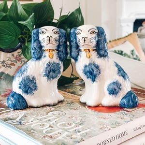 Cães Spaniel Estilo Staffordshire Azul e Branco, Par de Cães Mantle Pequenos de 5,5&quot;, Figuras de Spaniels