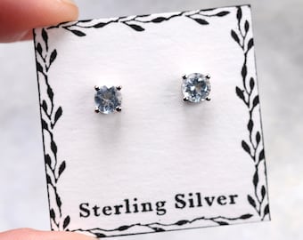 Pendientes de topacio azul de corte redondo de 4 mm - Pendientes de plata de ley - Pendientes de piedra natal de diciembre - Joyería sencilla y discreta