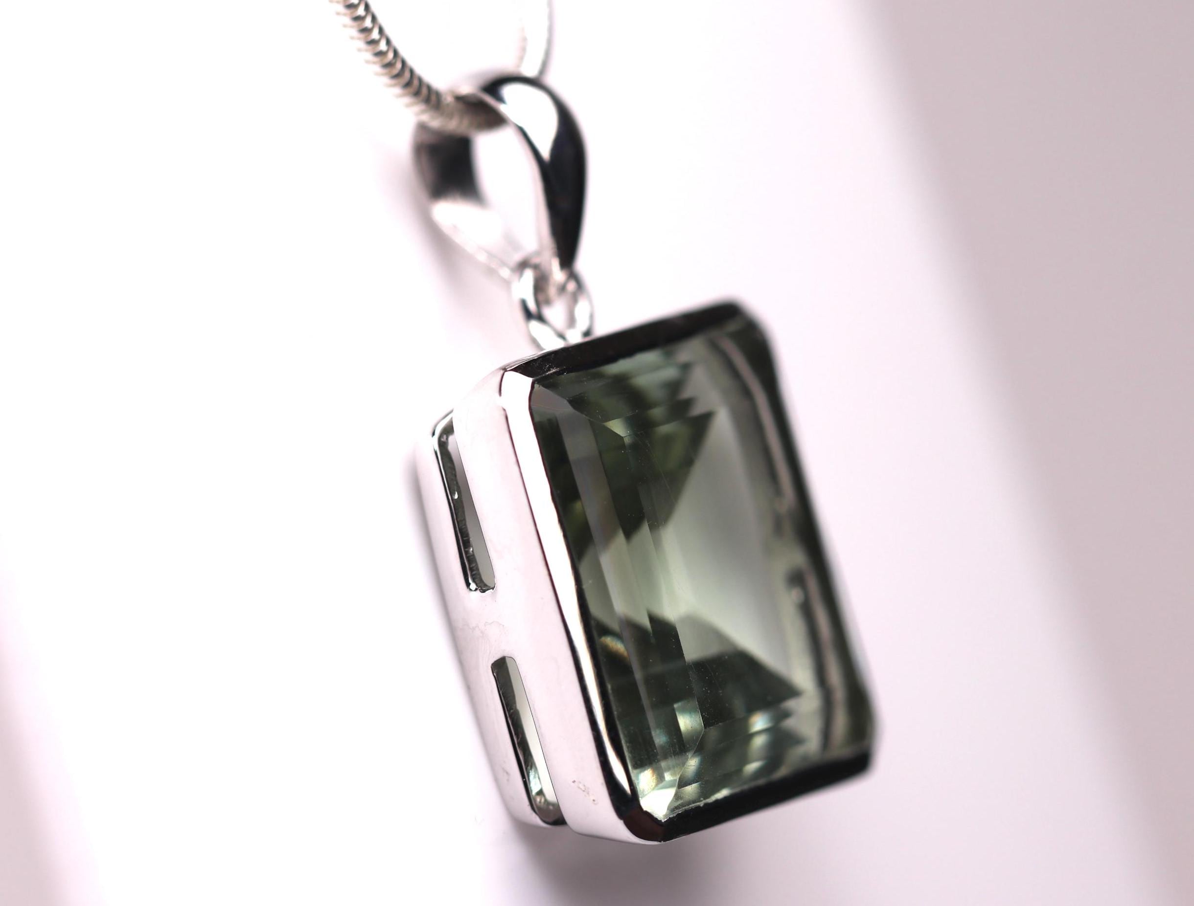 Ciondolo con pietra preziosa di ametista verde: fatto a mano in argento sterling 925 - Italia Ciondolo con pietra preziosa di ametista verde: fatto a mano in argento sterling 925 - Italia
