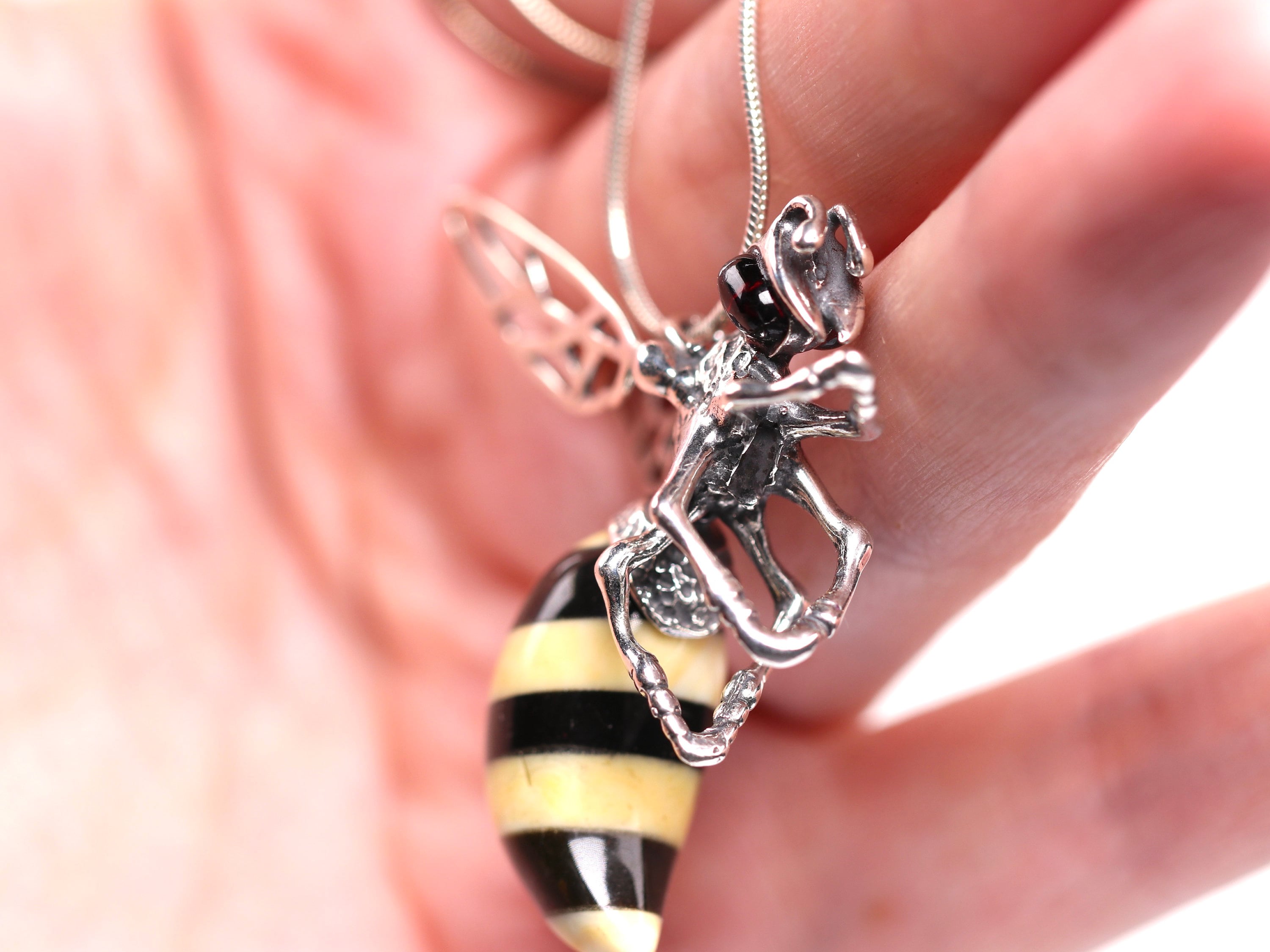 スターリングシルバーの琥珀の蜂ペンダント - 本物のバルト海産